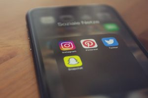 How to Use Social Media to Connect with Fans Effectively